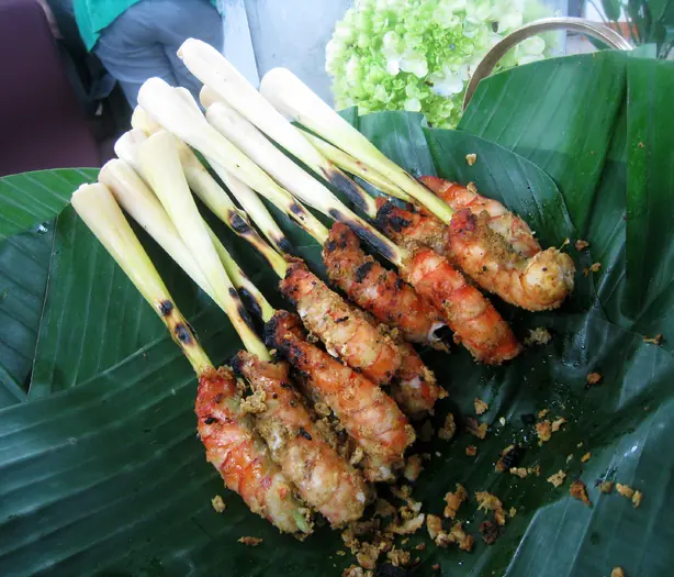 Foto von Satti (Philippinisches Frühstücks-Satay) – fertig angerichtet
