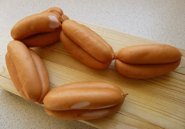 Foto von Schwedische Prinskorv (Gebratene Prinzenwürstchen) – fertig angerichtet