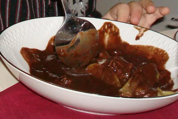 Foto von Schwedische Schwarze Suppe (Svartsoppa) – fertig angerichtet