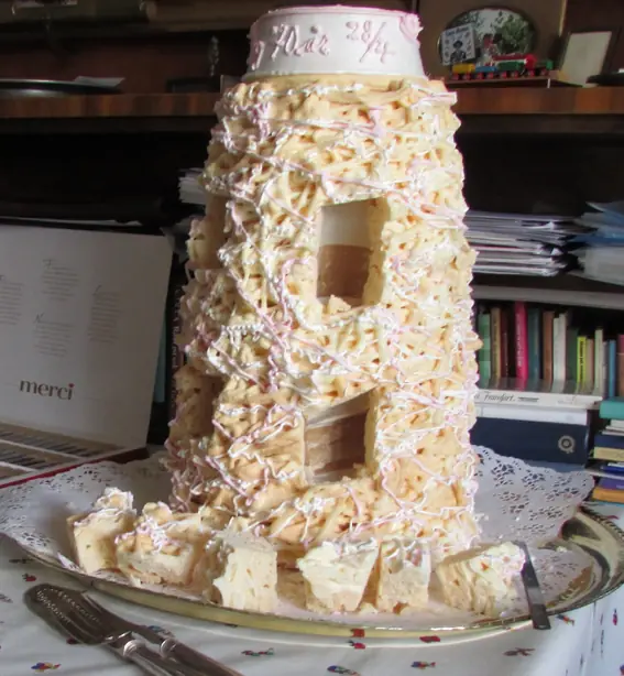 Foto von Schwedischer Spettekaka (Spießkuchen) – fertig angerichtet