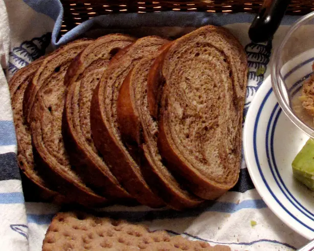 Foto von Schwedisches Limpa-Brot (Vörtlimpa) – Das süß-würzige Weihnachtsgebäck – fertig angerichtet