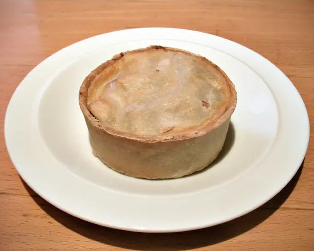 Foto von Scotch Pie (Schottische Fleischpastete) – fertig angerichtet