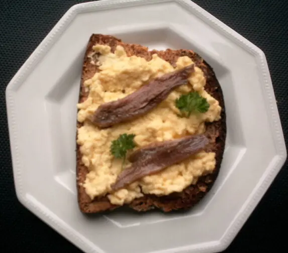 Foto von Scotch Woodcock (Viktorianisches Rührei auf Sardellentoast) – fertig angerichtet
