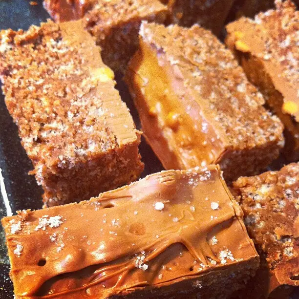 Foto von Scotcheroos (Schoko-Butterscotch-Reis-Knusperriegel) – fertig angerichtet