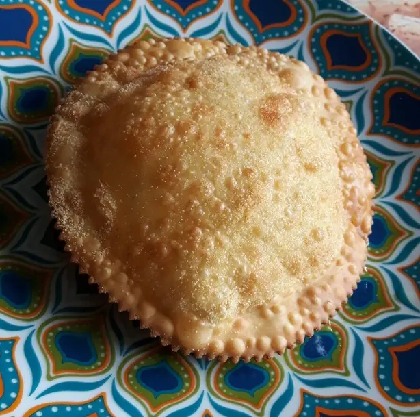 Foto von Seada (Sardische Käsetaschen mit Honig) – fertig angerichtet