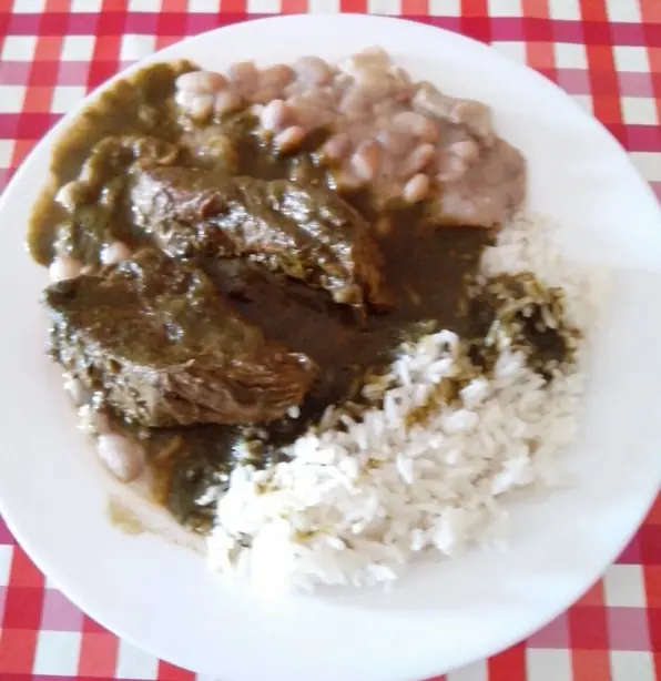 Foto von Seco de Res (Peruanischer Koriander-Rindfleischeintopf) – fertig angerichtet