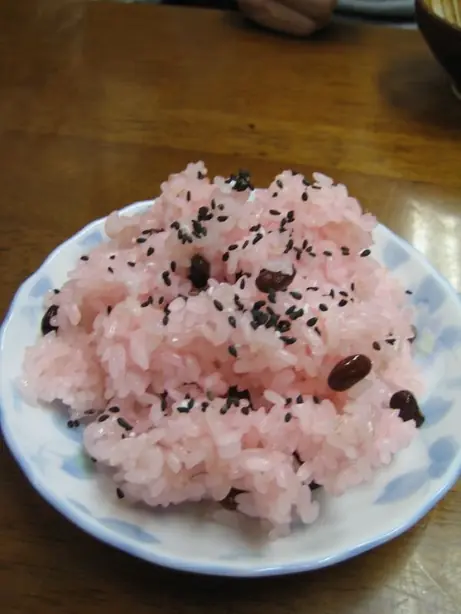 Foto von Sekihan (Japanischer roter Bohnenreis) – fertig angerichtet