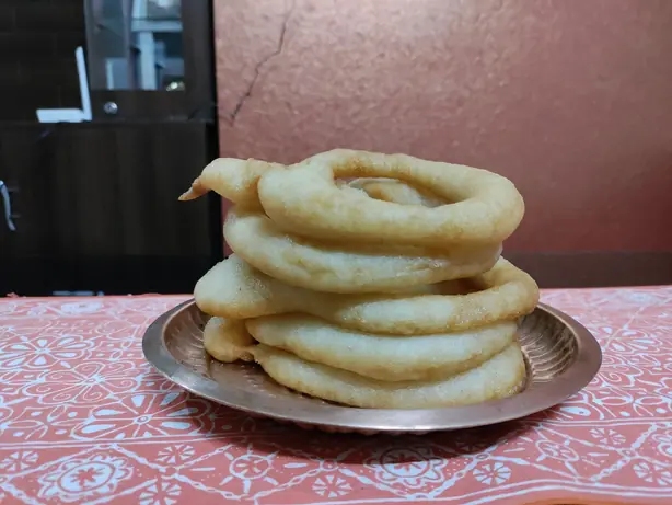Foto von Sel Roti (Nepalesischer Reis-Kringel) – fertig angerichtet