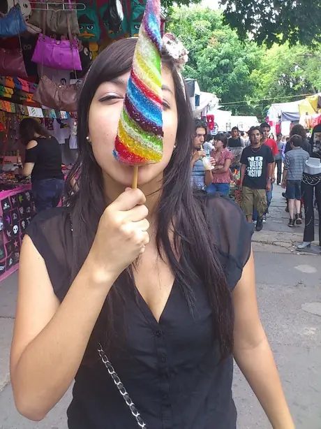 Foto von Selbstgemachte Pirulínes (Bunte Kegel-Lollis) – fertig angerichtet