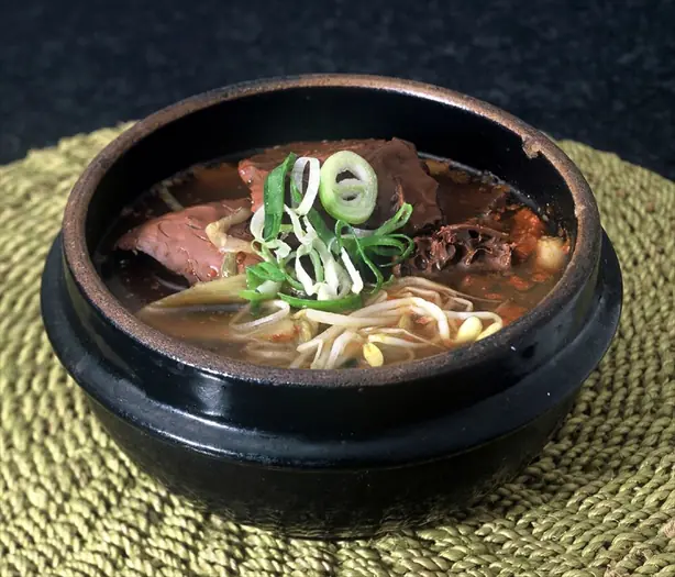 Foto von Seoul-Style Haejang-guk (Koreanische Kater-Suppe) – fertig angerichtet