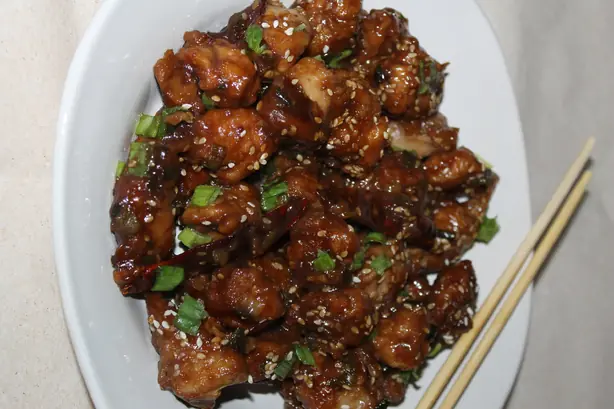 Foto von Sesamhähnchen (Sesame Chicken) – fertig angerichtet