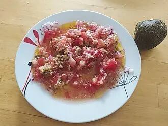 Foto von Sh'ifurah (Syrischer Shanklish-Salat) – fertig angerichtet