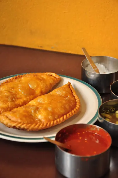 Foto von Sha Phaley (Tibetische frittierte Teigtaschen) – fertig angerichtet