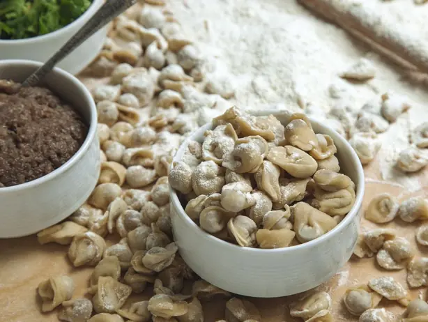 Foto von Shish Barak (Arabische Teigtaschen in Joghurtsauce) – fertig angerichtet