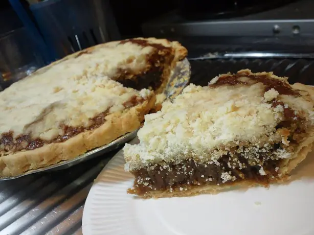 Foto von Shoofly Pie (Pennsylvania Dutch Melasse-Kuchen) – fertig angerichtet