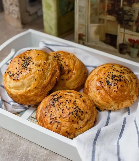 Foto von Shorgoghal – Aserbaidschanisches Schichtgebäck – fertig angerichtet