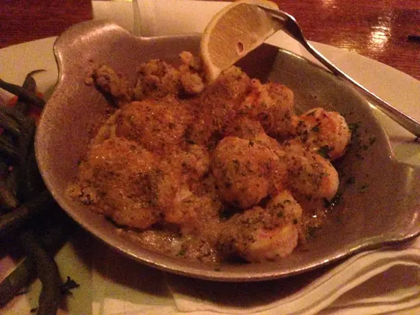 Foto von Shrimp DeJonghe (Chicagoer Knoblauch-Garnelen) – fertig angerichtet