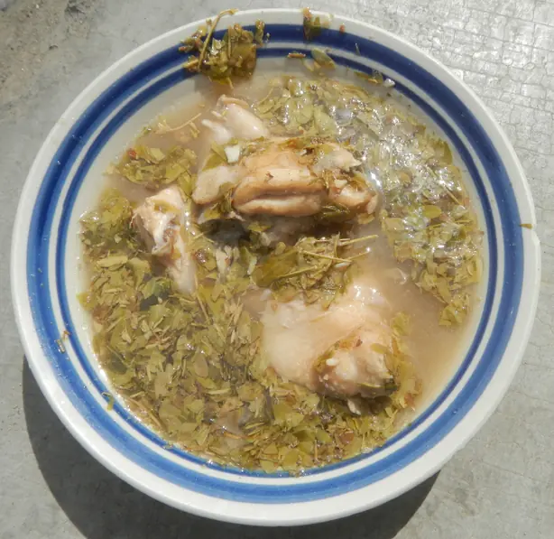 Foto von Sinampalukan (Philippinische Hühnersuppe mit Tamarindenblättern) – fertig angerichtet