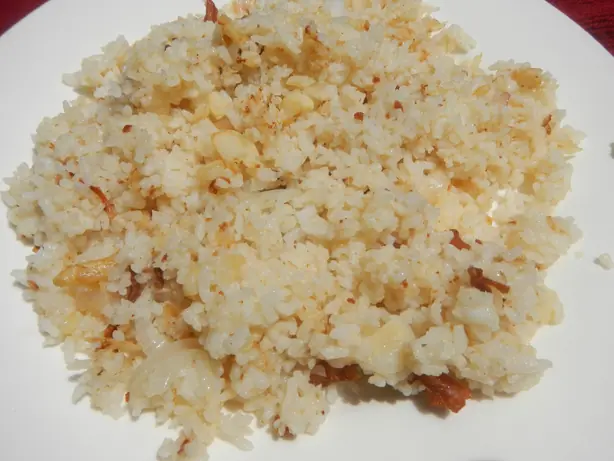 Foto von Sinangag - Philippinischer Knoblauchreis – fertig angerichtet