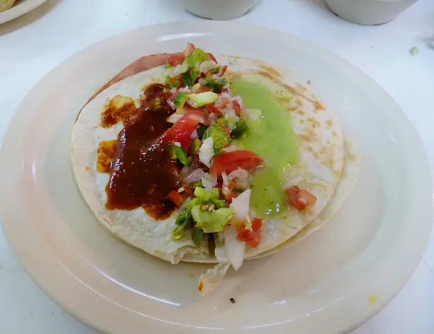 Foto von Sincronizada (Mexikanisches Tortilla-Sandwich) – fertig angerichtet