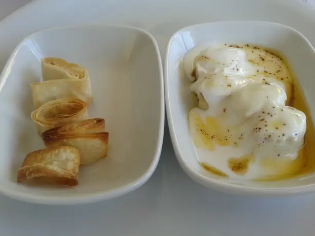 Foto von Siron (Knusprige Joghurt-Teigröllchen) – fertig angerichtet