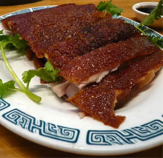 Foto von Siu Yuk (Kantonesischer knuspriger Schweinebauch) – fertig angerichtet