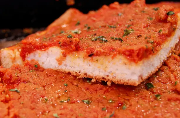 Foto von Sizilianische Pizza (Sfincione) – fertig angerichtet