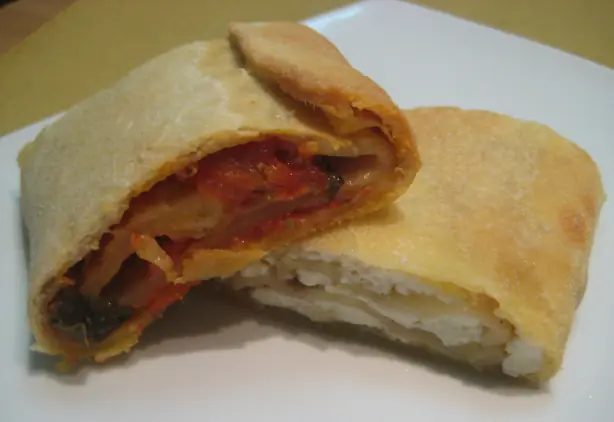Foto von Sizilianische Schiacciata (Scaccia) mit Tomate und Käse – fertig angerichtet
