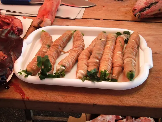 Foto von Sizilianische Stigghiola (Gegrillte Innereien) – fertig angerichtet