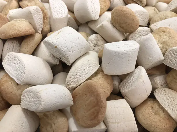 Foto von Sizilianische Totenbeine (Ossa di Morto) – Das mystische Gebäck zu Allerseelen – fertig angerichtet