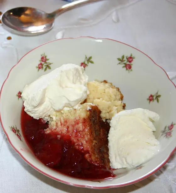 Foto von Småländischer Ostkaka - Der Original Schwedische Käsekuchen – fertig angerichtet