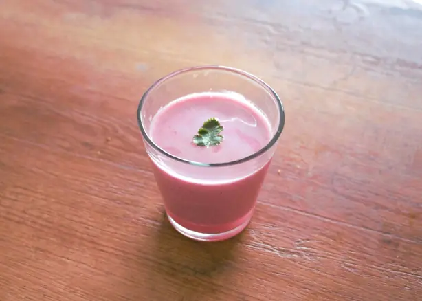 Foto von Solkadhi (Indischer Kokum-Kokos-Drink) – fertig angerichtet