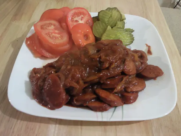 Foto von Sosis Bandari (Persische Wurst-Pfanne) – fertig angerichtet