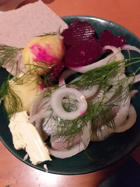 Foto von Spekesild (Norwegischer Salzhering) – fertig angerichtet