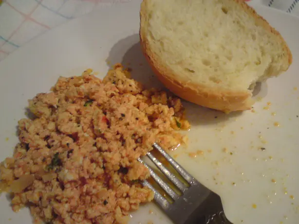 Foto von Strapatsada (Griechisches Tomaten-Rührei) – fertig angerichtet