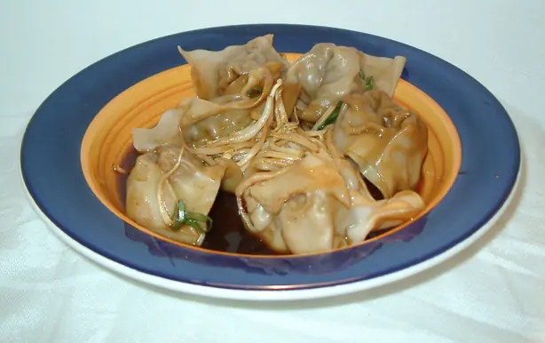 Foto von Suanla Chaoshou (Scharf-saure Sichuan-Teigtaschen) – fertig angerichtet