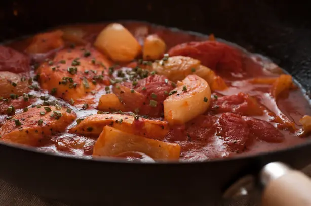 Foto von Südafrikanisches Tomaten-Lamm-Ragout (Tamatiebredie) – fertig angerichtet
