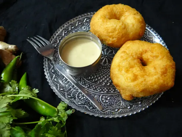 Foto von Südindische Medu Vada (Linsen-Donuts) – fertig angerichtet