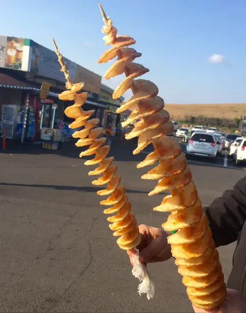 Foto von Südkoreanische Tornado-Kartoffel (Hoeori Gamja) – fertig angerichtet