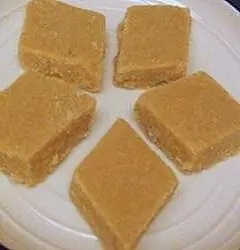 Foto von Sukhdi (Gorpapdi) – fertig angerichtet