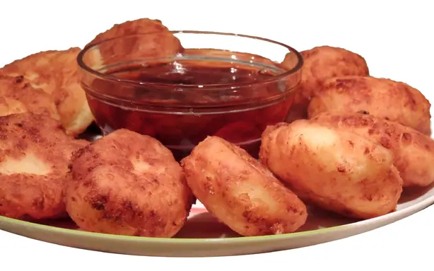 Foto von Syrniki (Osteuropäische Quarkpfannkuchen) – fertig angerichtet