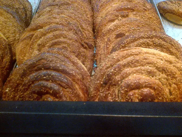 Foto von Tahinopita (Tahini-Schnecken) – fertig angerichtet