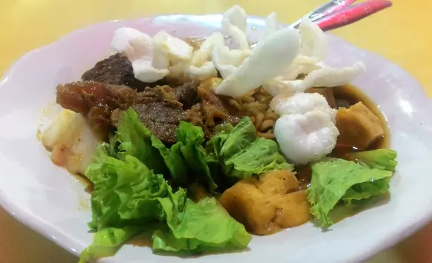 Foto von Tahu Campur (Ostjavanischer Tofu-Mix) – fertig angerichtet