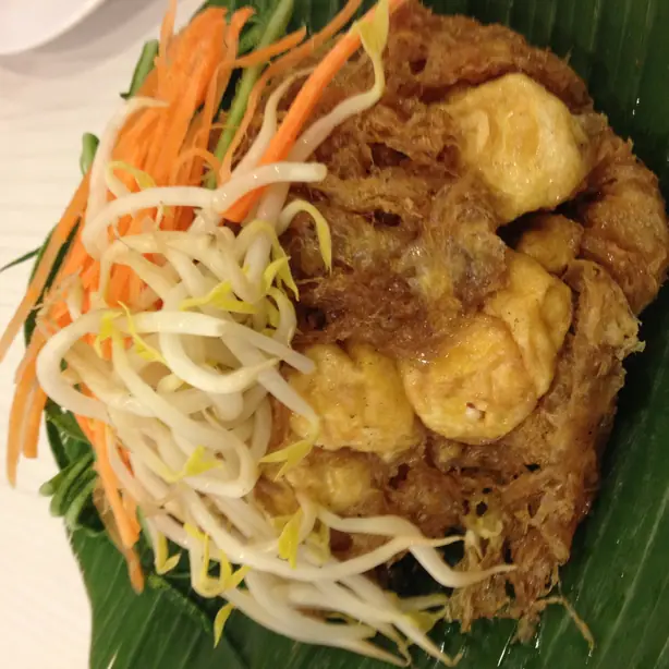 Foto von Tahu Goreng (Knusprig frittierter Tofu) – fertig angerichtet