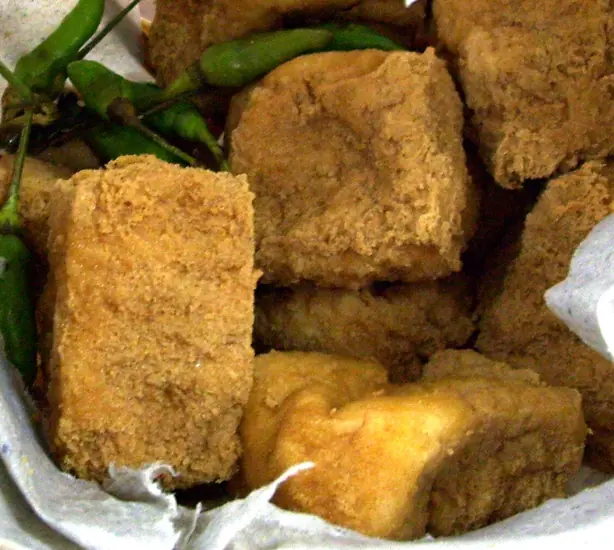 Foto von Tahu Sumedang (Knuspriger indonesischer Tofu) – fertig angerichtet