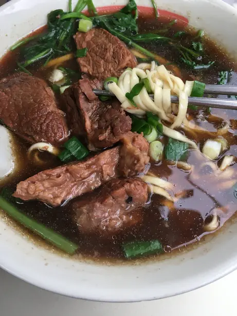 Foto von Taiwanesische Rindfleisch-Nudelsuppe (Niúròu Miàn) – fertig angerichtet