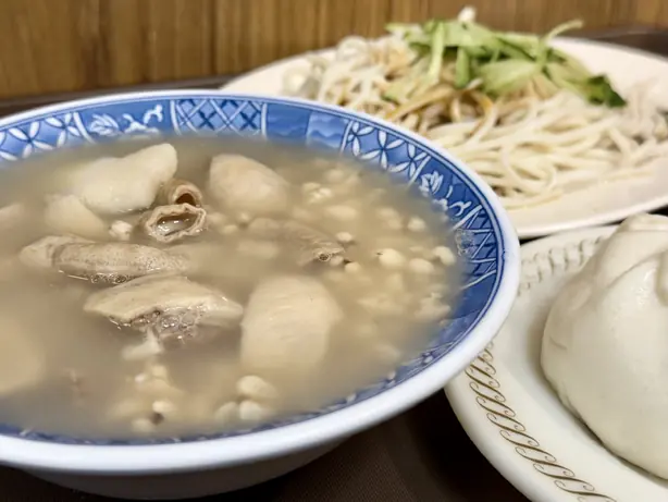 Foto von Taiwanesische Sishen-Suppe (Vier-Götter-Suppe) – fertig angerichtet