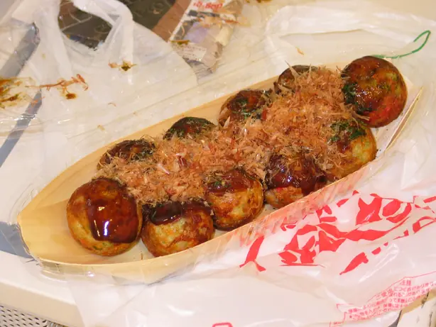 Foto von Takoyaki (Japanische Oktopus-Bällchen) – fertig angerichtet