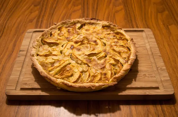Foto von Tarte Normande (Französische Apfeltarte mit Sahneguss) – fertig angerichtet