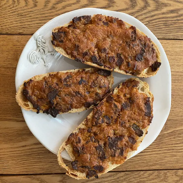 Foto von Tasmanischer Überbackener Toast (Savoury Toast) – fertig angerichtet